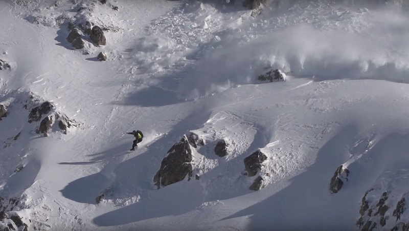 ТРКА ЖИВОТА: Сноубордер у трци са лавином (ВИДЕО)